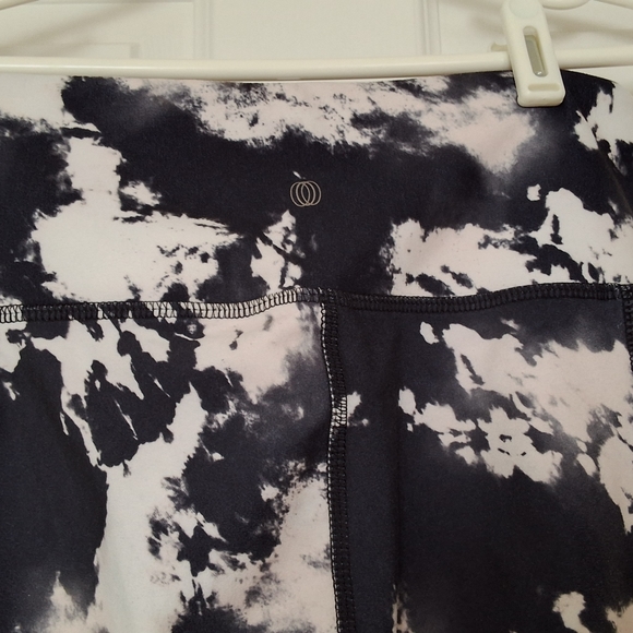 💥SALE💥Balance Collection, Medium, Black & White Varigated Leggings - Picture 5 of 6